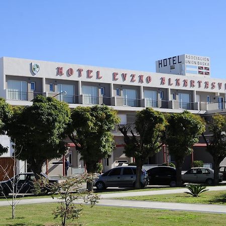 Hotel Euzko Alkartasuna Macachín Exterior foto